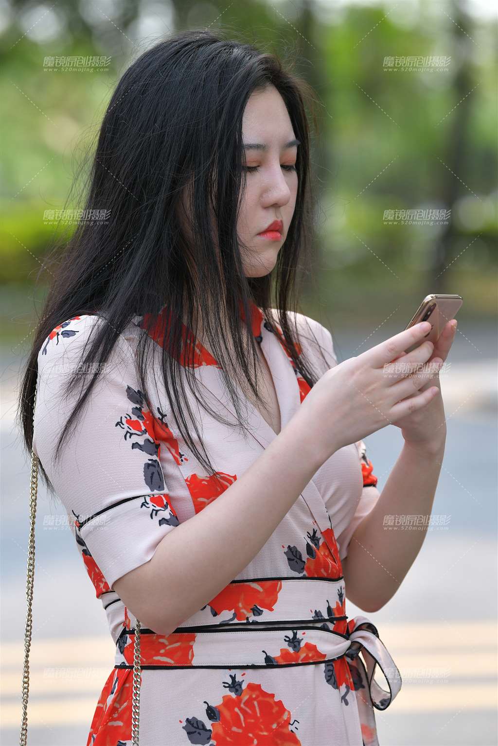 图片[2]-看得出这位美女很热了-街拍流行馆