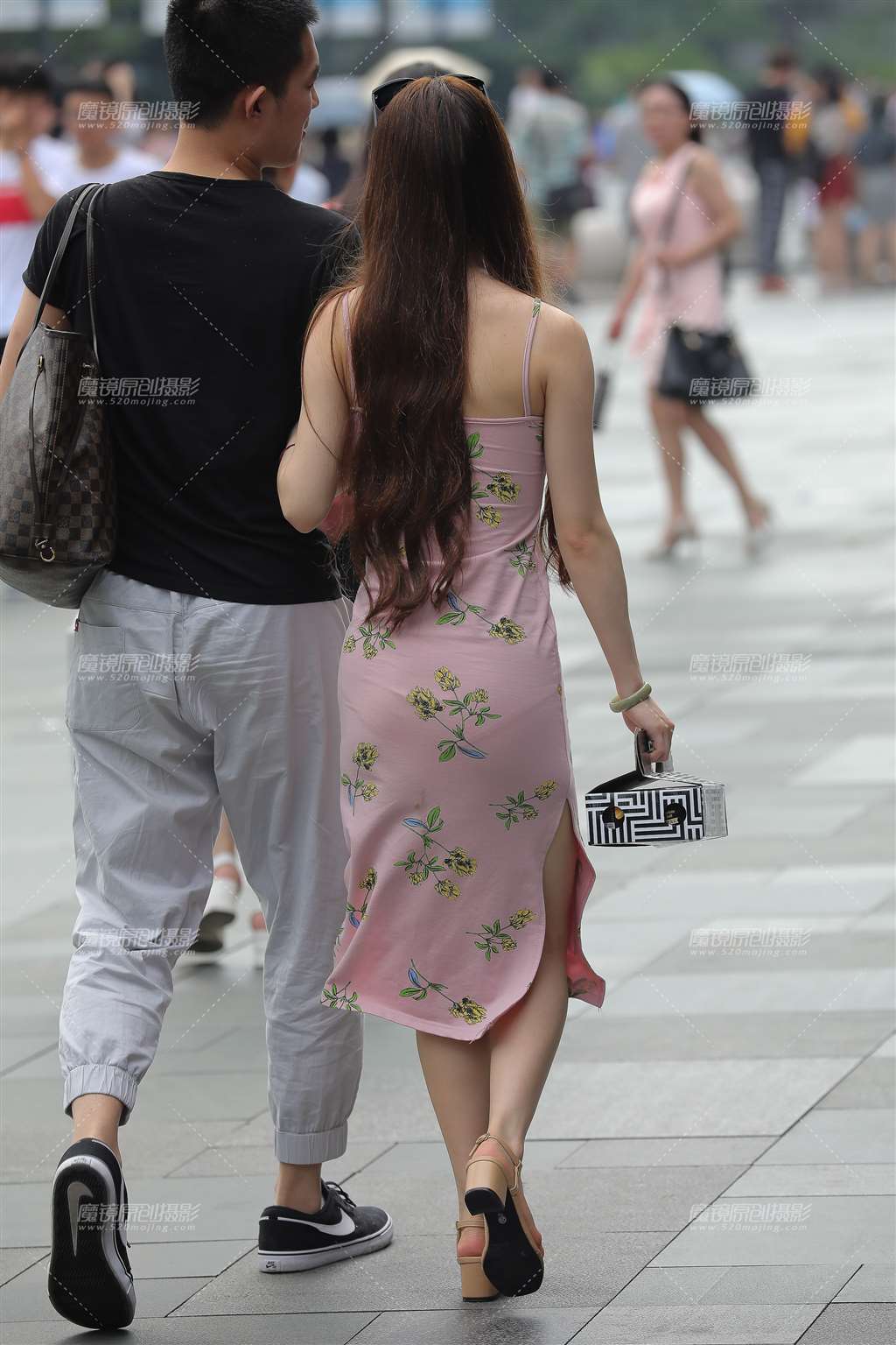 图片[2]-裙子后摆~~~湿了-街拍流行馆