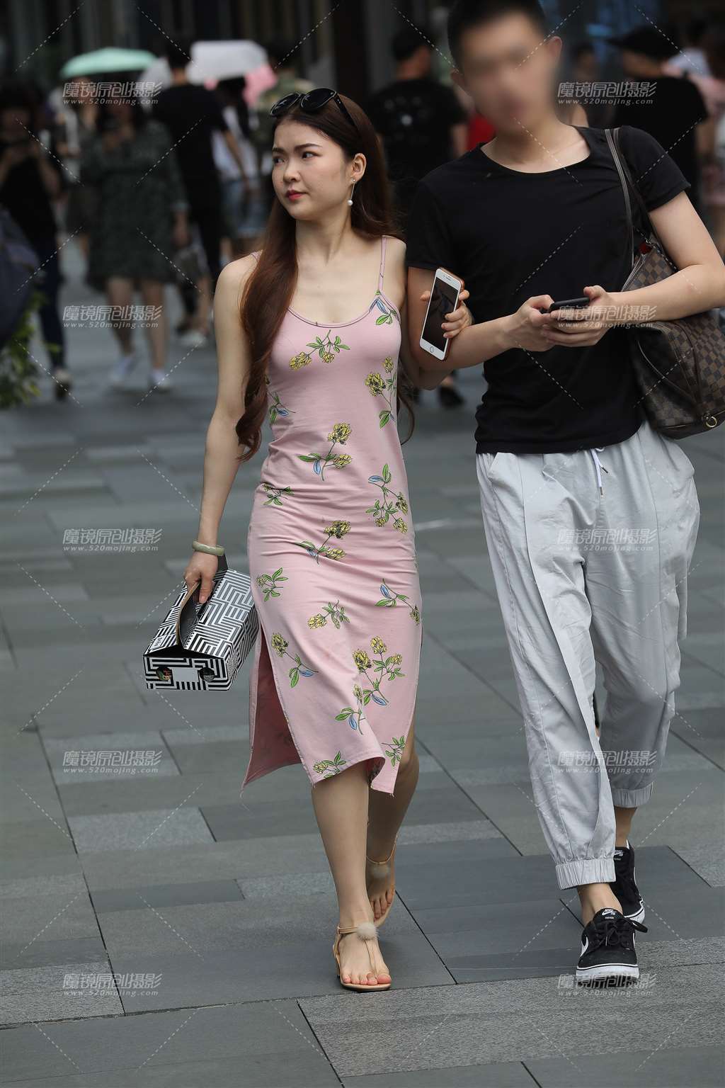 图片[3]-裙子后摆~~~湿了-街拍流行馆