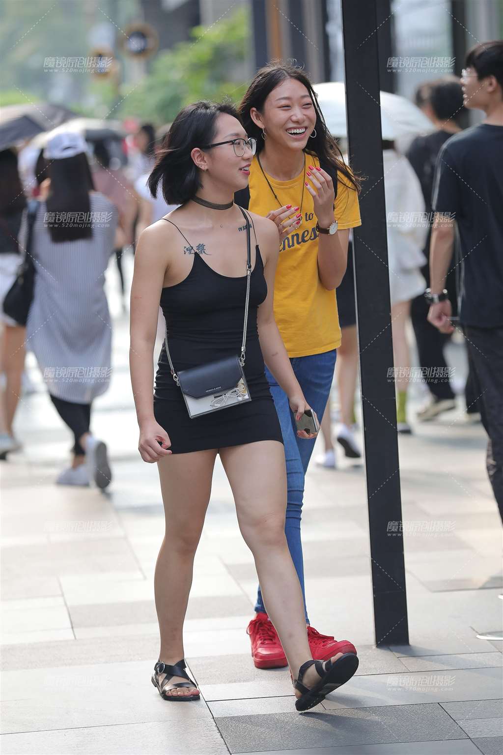 图片[3]-小妹出门喜欢真空 凉快-街拍流行馆