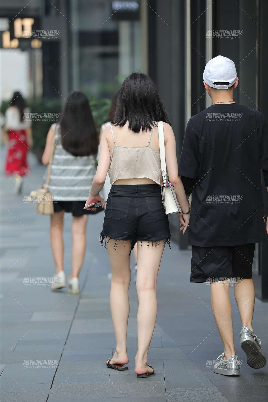 图片[2]-热裤包裹下的性感T 垂涎欲滴的肌肤-街拍流行馆