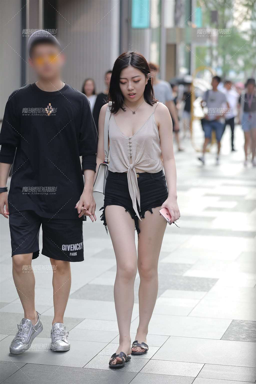 图片[1]-热裤包裹下的性感T 垂涎欲滴的肌肤-街拍流行馆