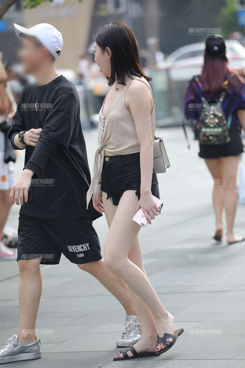 图片[3]-热裤包裹下的性感T 垂涎欲滴的肌肤-街拍流行馆