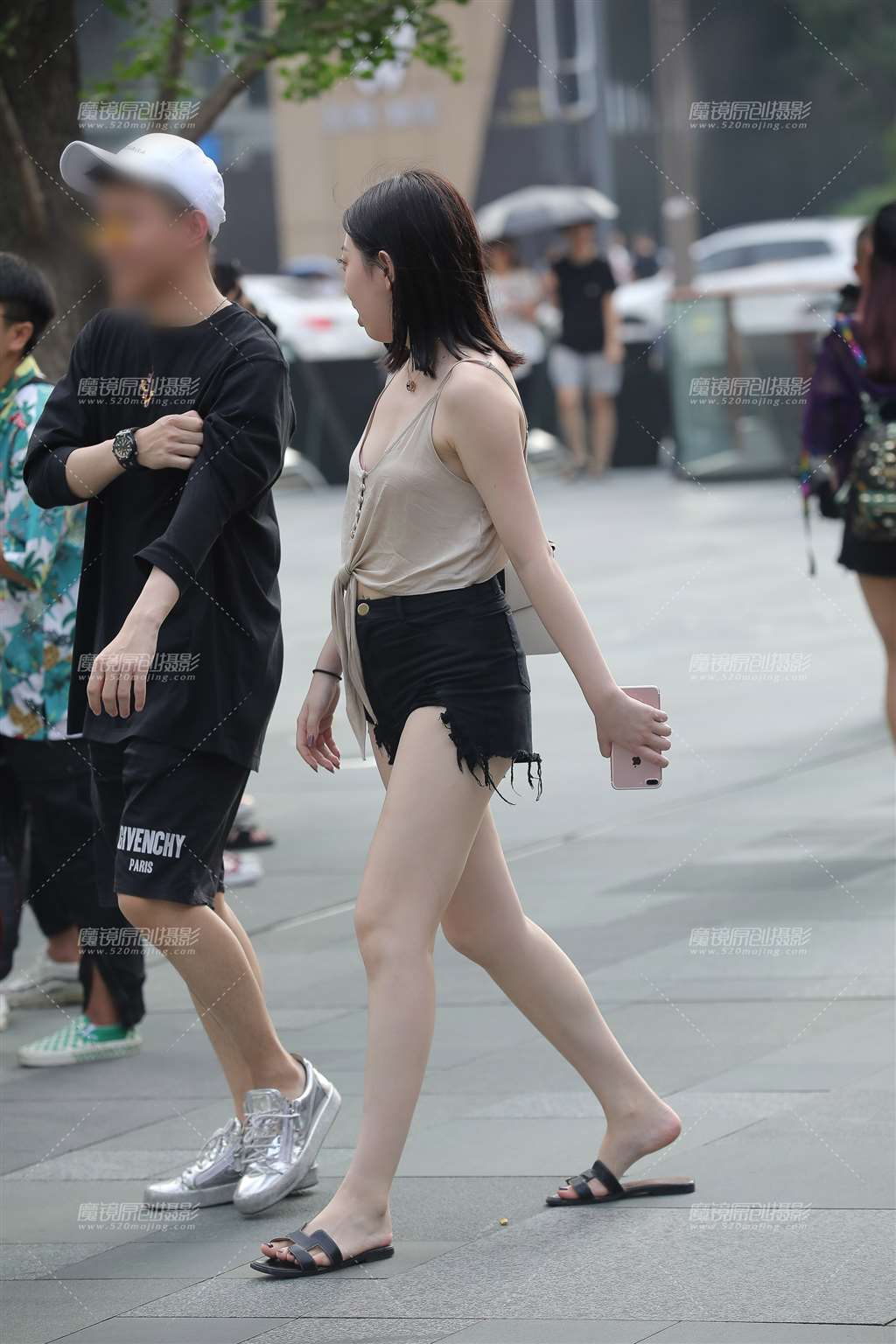图片[4]-热裤包裹下的性感T 垂涎欲滴的肌肤-街拍流行馆
