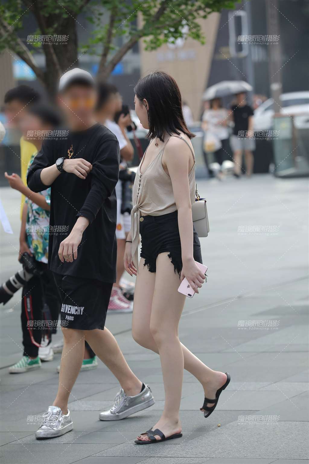 图片[5]-热裤包裹下的性感T 垂涎欲滴的肌肤-街拍流行馆
