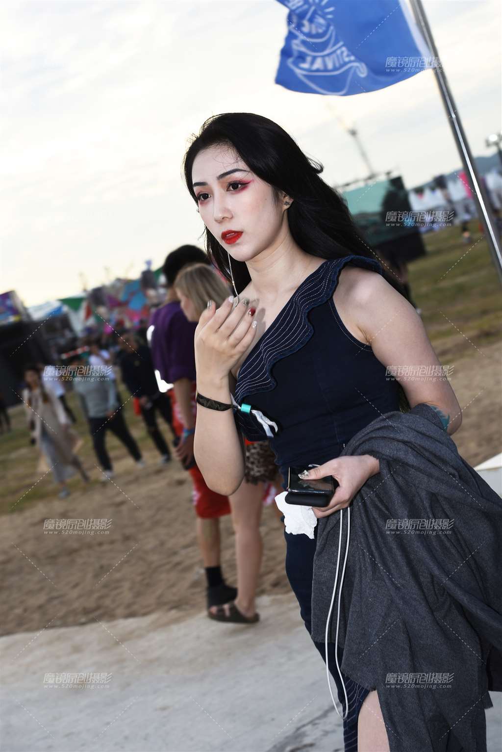 图片[1]-两种不同风格-街拍流行馆