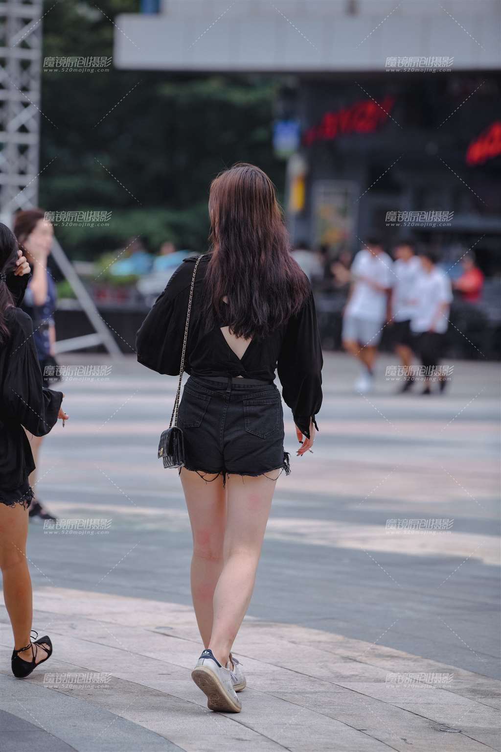 图片[2]-热裤长腿美女-街拍流行馆