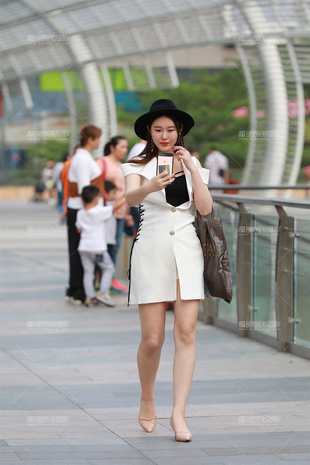 图片[3]-爱美，玩自拍的白皙美腿美女-街拍流行馆