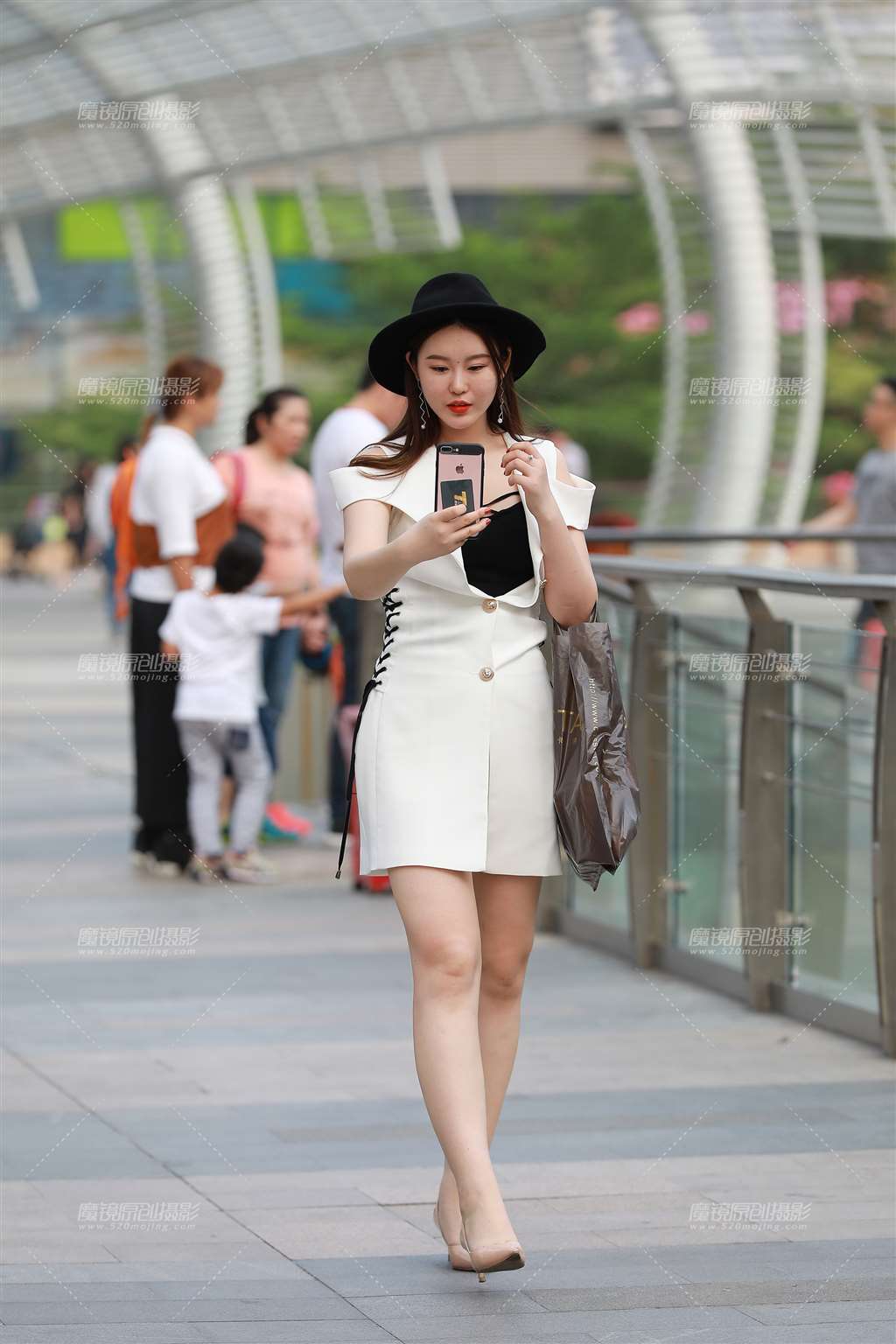 图片[4]-爱美，玩自拍的白皙美腿美女-街拍流行馆
