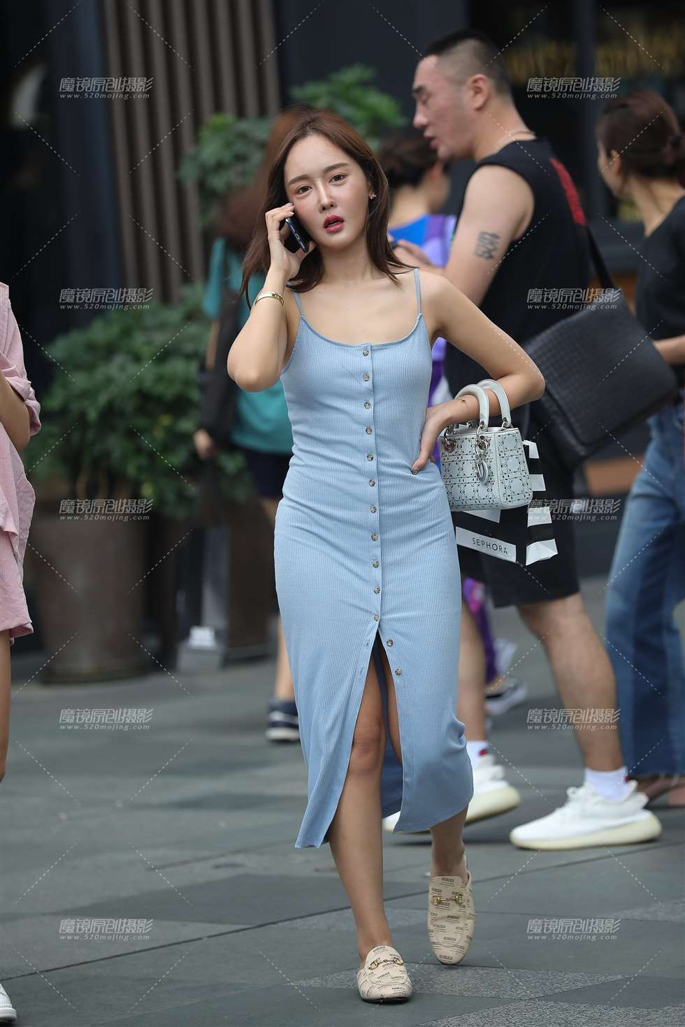 图片[1]-贴身吊带裙-街拍流行馆