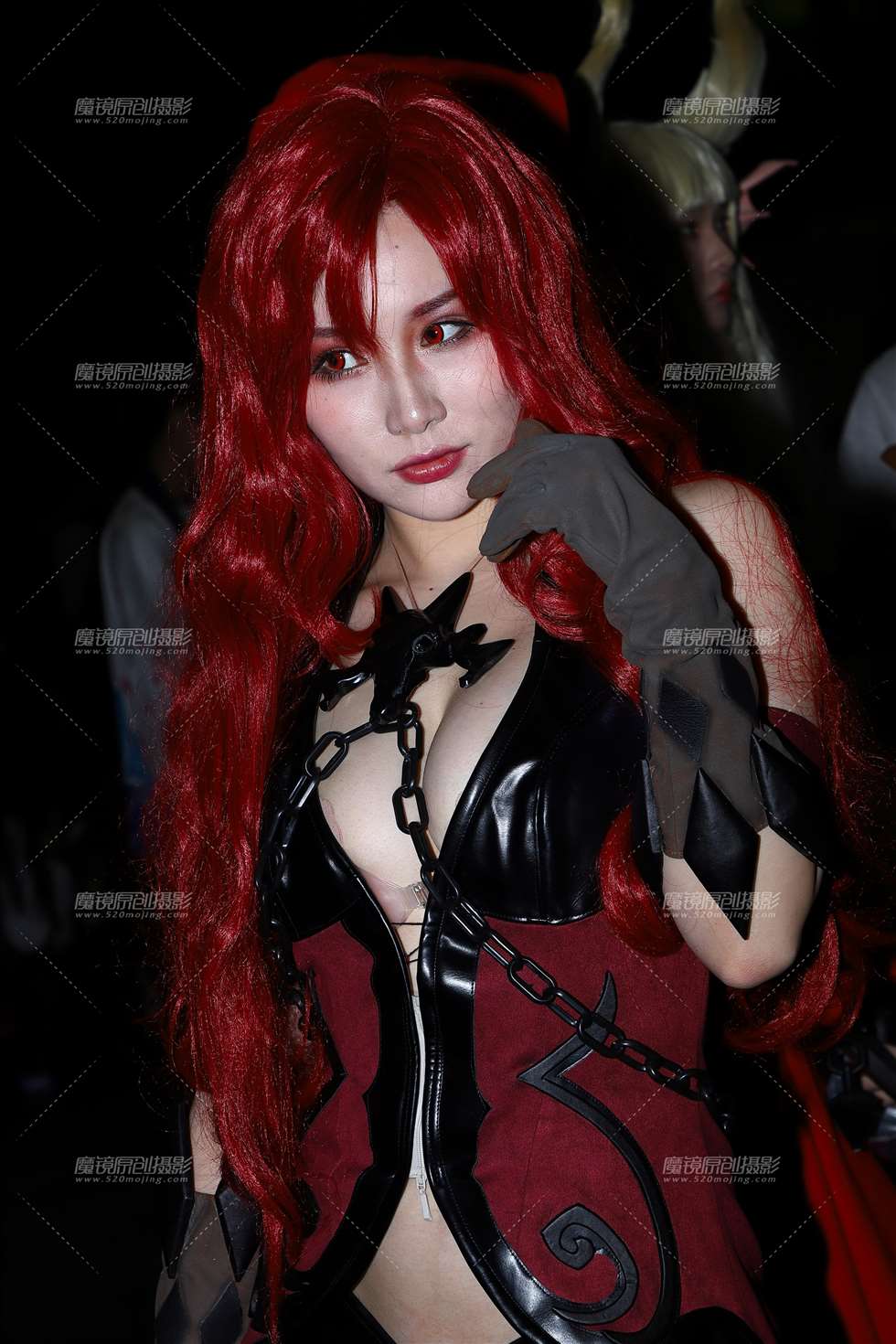 图片[1]-黑色皮衣红发 coser-街拍流行馆