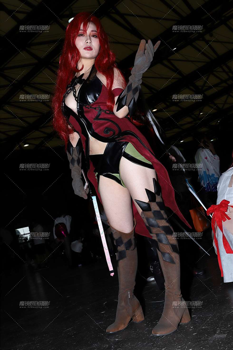 图片[2]-黑色皮衣红发 coser-街拍流行馆