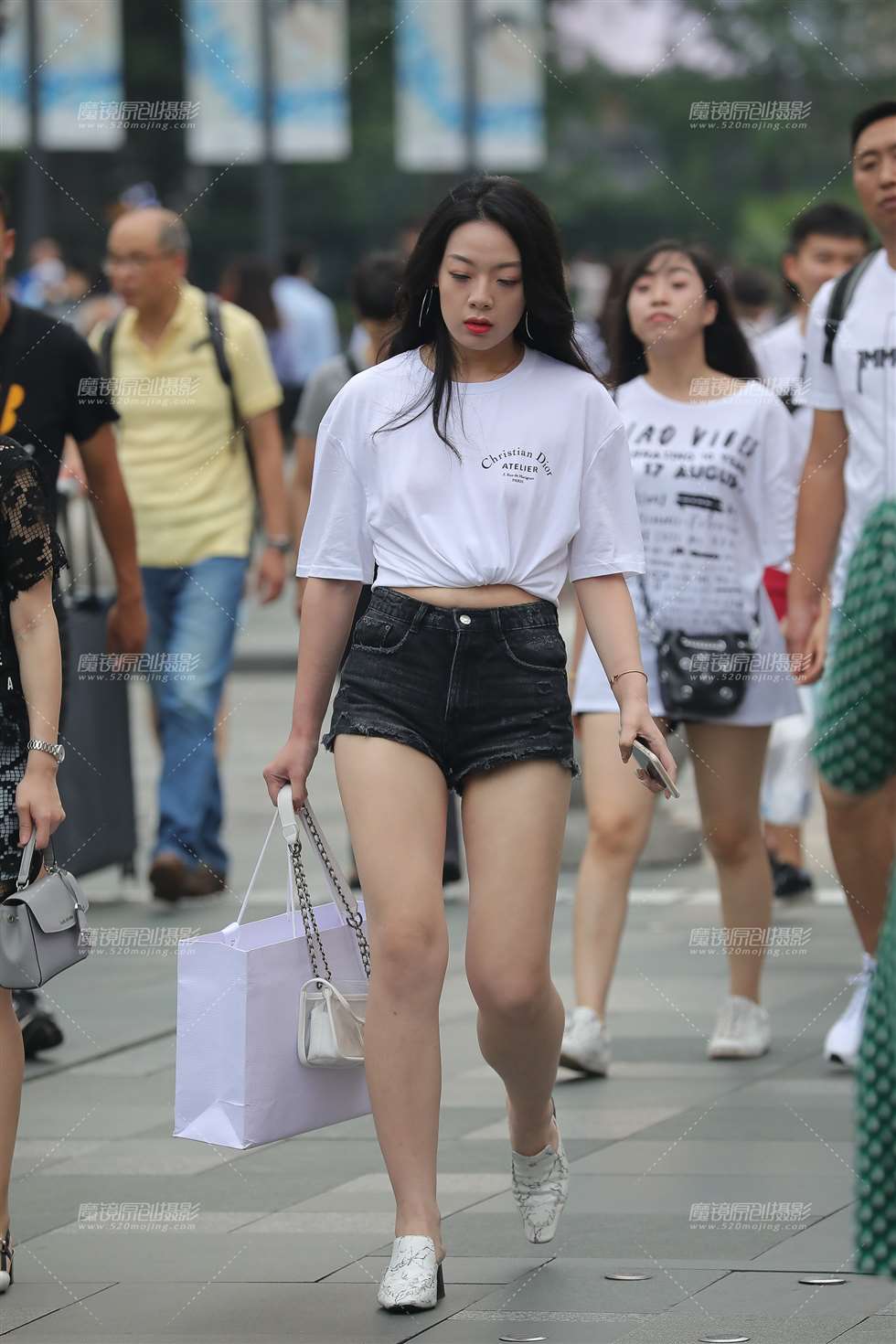 图片[1]-肉感腿热裤-街拍流行馆