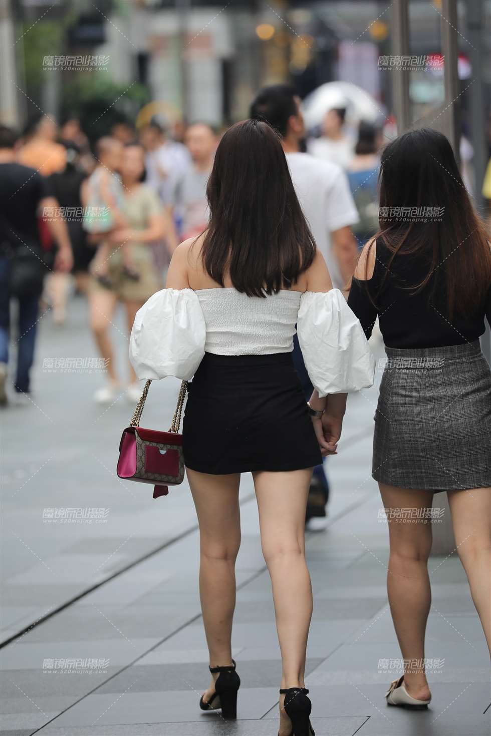 图片[2]-抹胸短裙小美眉-街拍流行馆