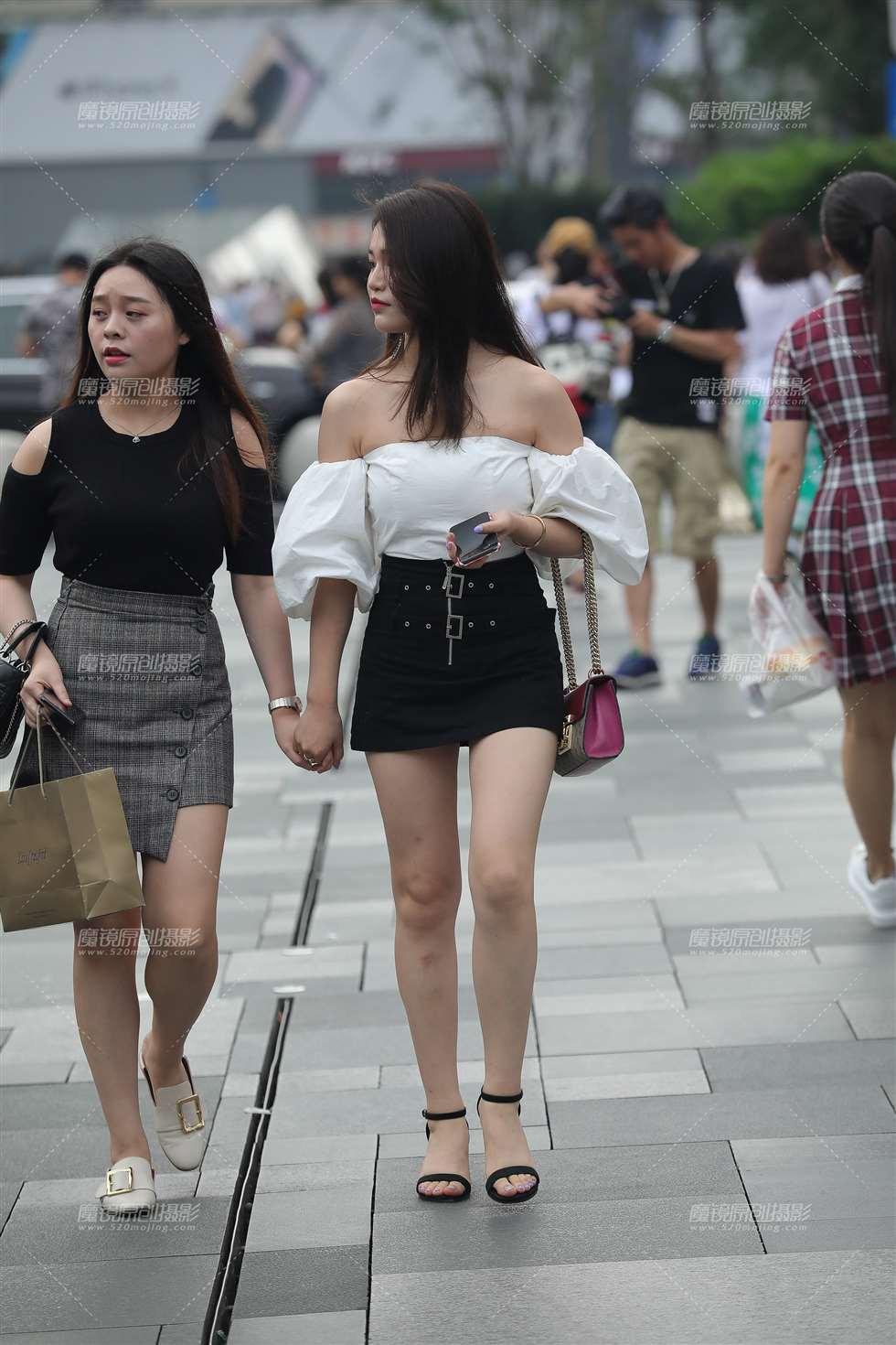 图片[4]-抹胸短裙小美眉-街拍流行馆