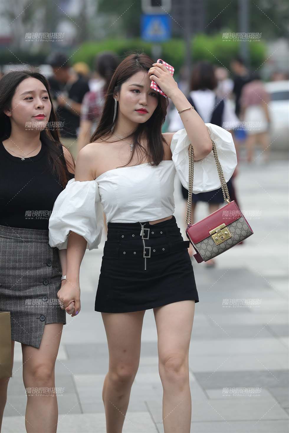 图片[1]-抹胸短裙小美眉-街拍流行馆