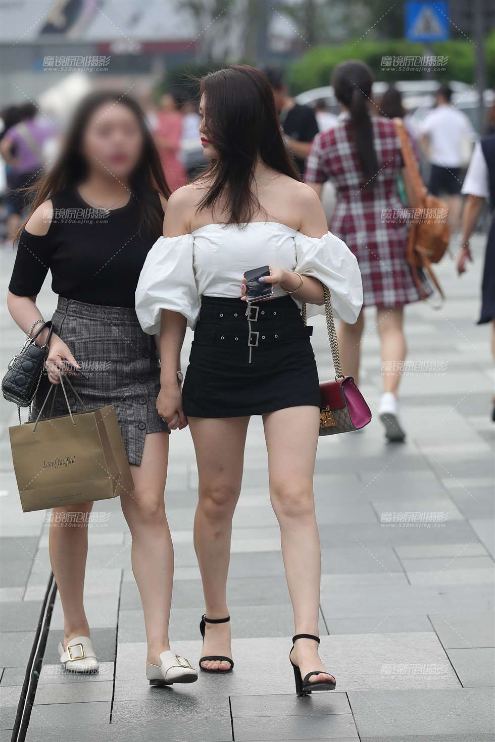 图片[5]-抹胸短裙小美眉-街拍流行馆