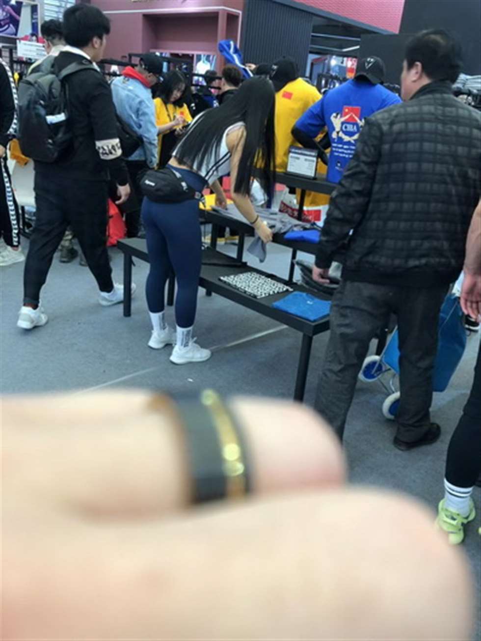 图片[3]-【Mark赛帖】卖服装的紧身运动裤美女-街拍流行馆