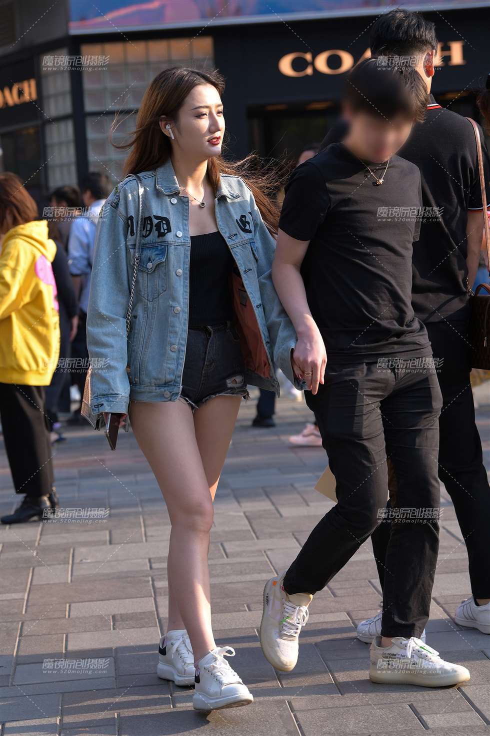 图片[1]-【街拍之魂赛帖】为紧身热裤女友系鞋带的好男人-街拍流行馆