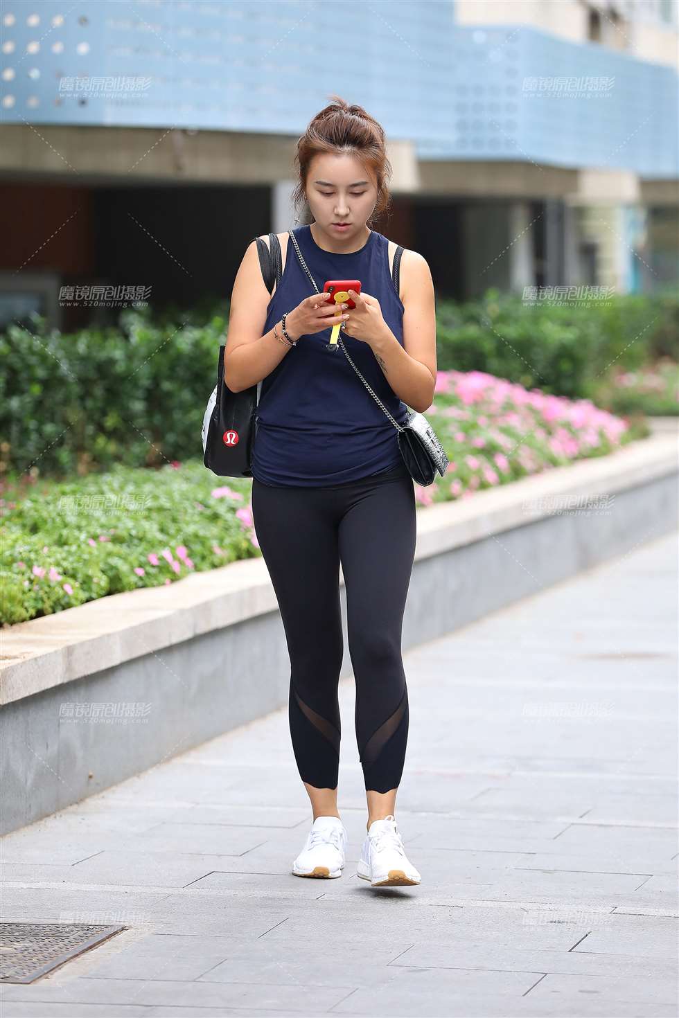 图片[1]-【视觉冲击赛贴】这个钟数，估计刚下班吧-街拍流行馆
