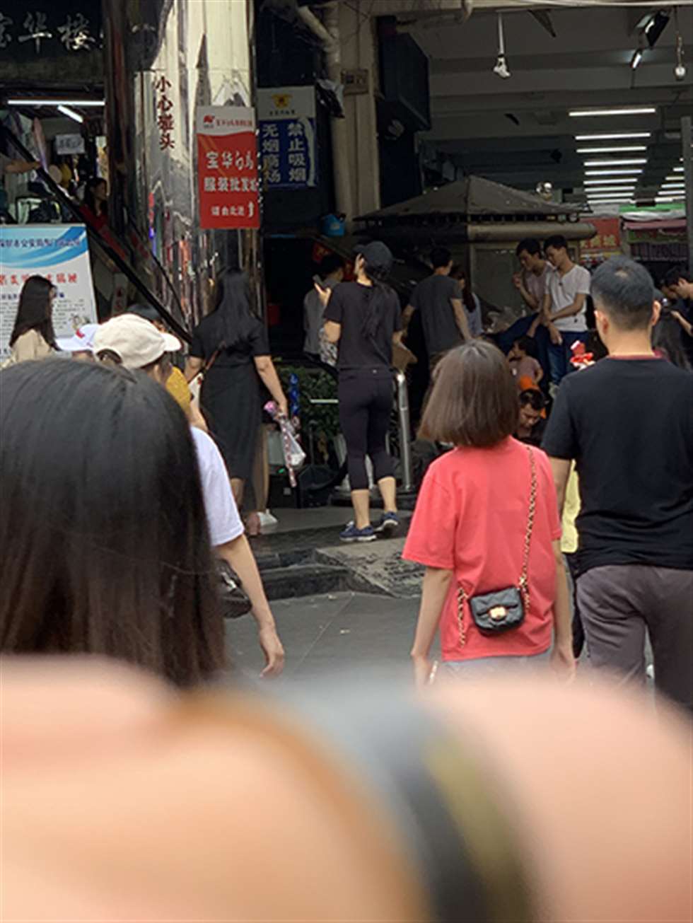 图片[3]-【视觉冲击赛贴】买冰淇淋的黑裤圆润臀-街拍流行馆
