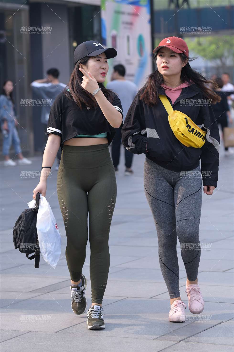 图片[1]-【街拍之魂赛帖】两个逛街的紧身裤-街拍流行馆