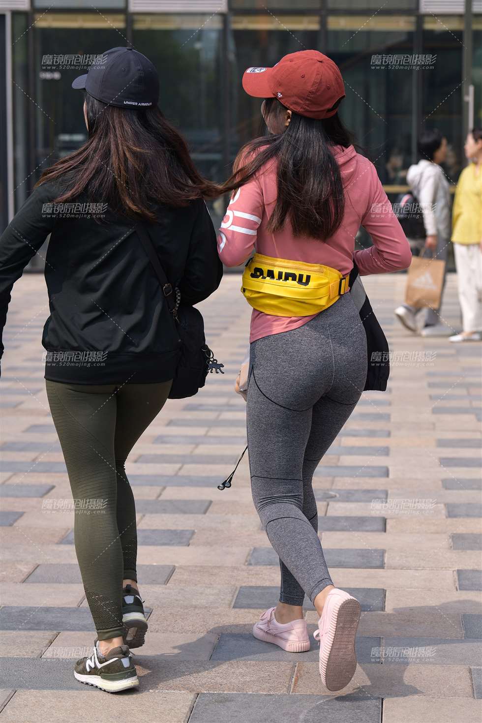 图片[4]-【街拍之魂赛帖】两个逛街的紧身裤-街拍流行馆