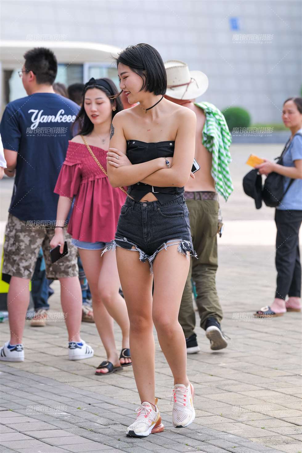 图片[1]-【久久赛帖】草莓电音热裤美女-街拍流行馆