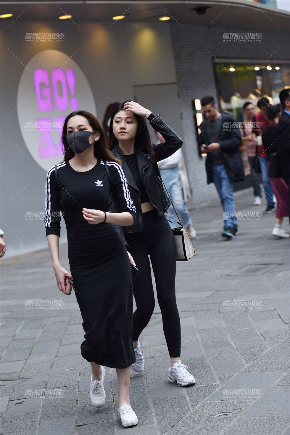 图片[1]-【咔喳赛帖】天黑前终于拍了两个-街拍流行馆