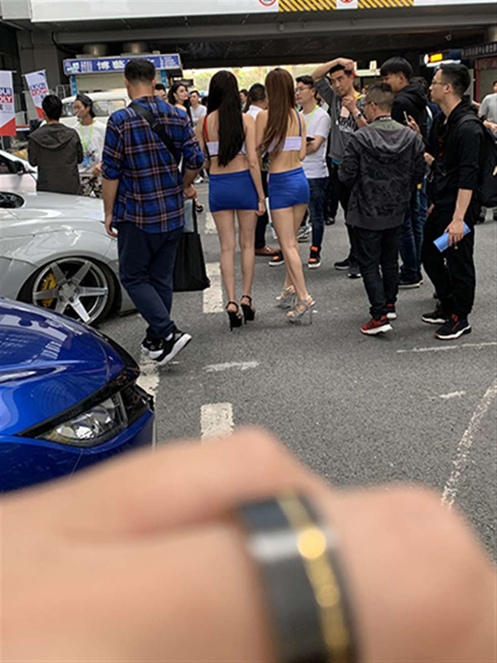图片[3]-【视觉冲击赛贴】超短深蓝色包臀裙美女-街拍流行馆