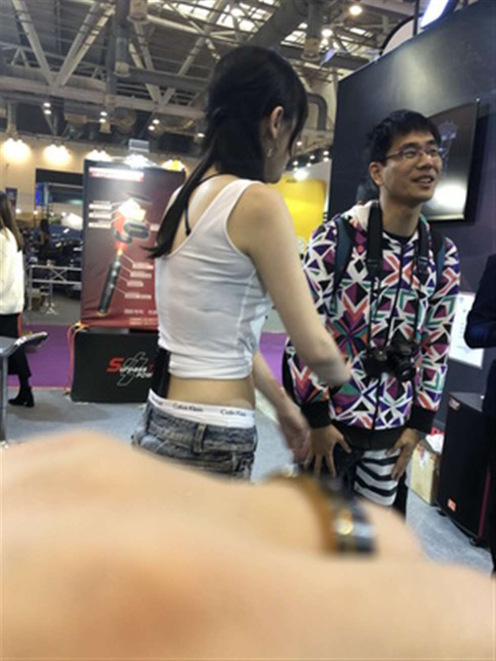 图片[3]-【Mark赛帖】娇嫩的小热裤美女-街拍流行馆