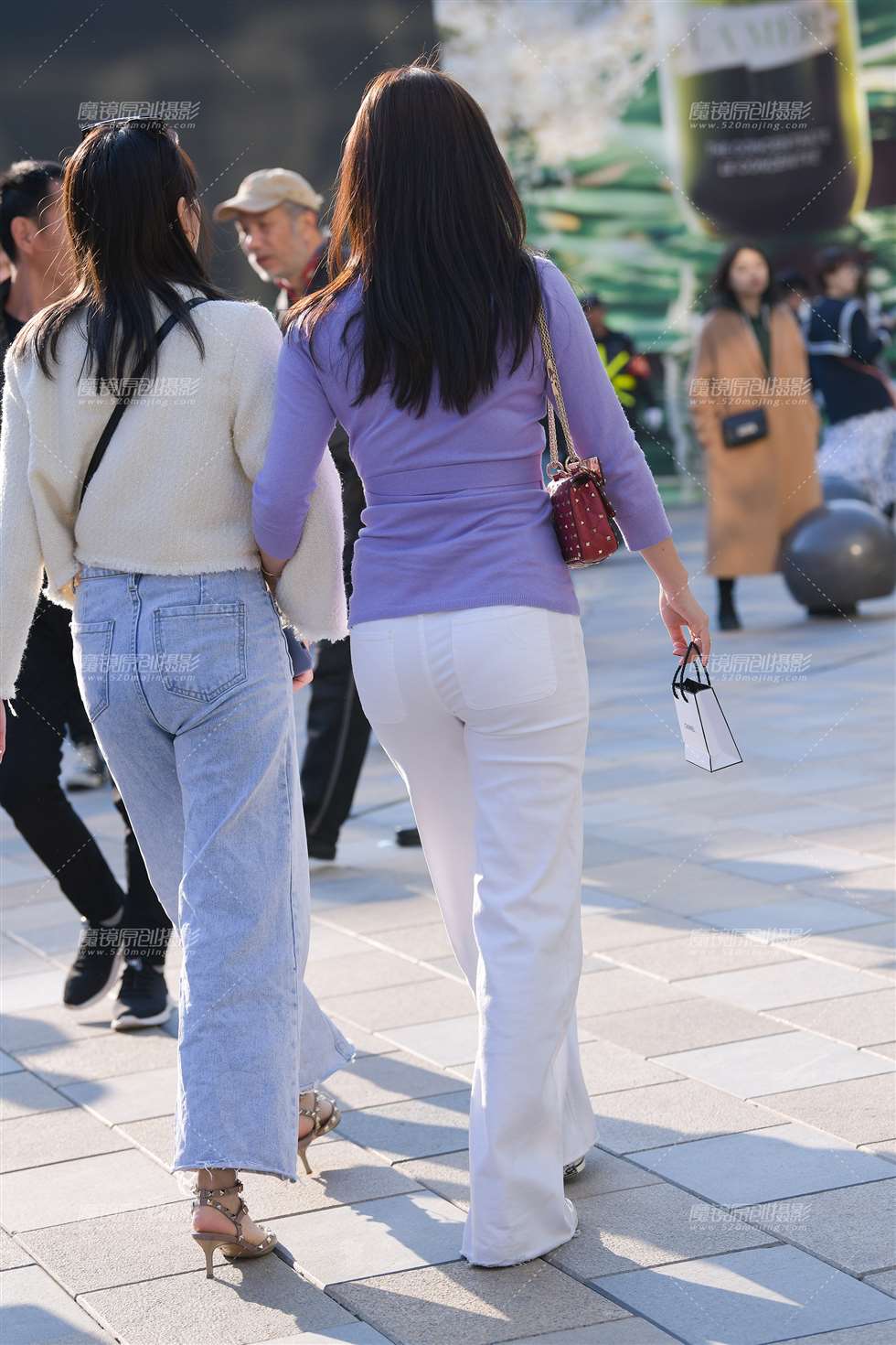图片[2]-街拍之魂赛帖】两个逛街的**-街拍流行馆