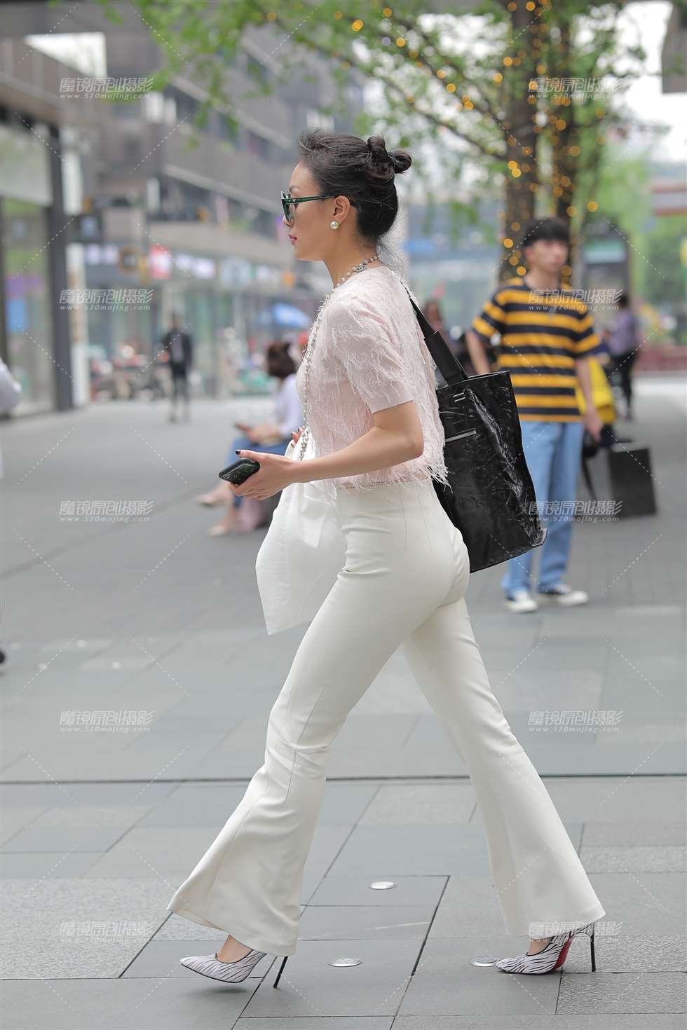 图片[1]-【凯恩赛贴】美女的紧身喇叭裤 很显臀-街拍流行馆