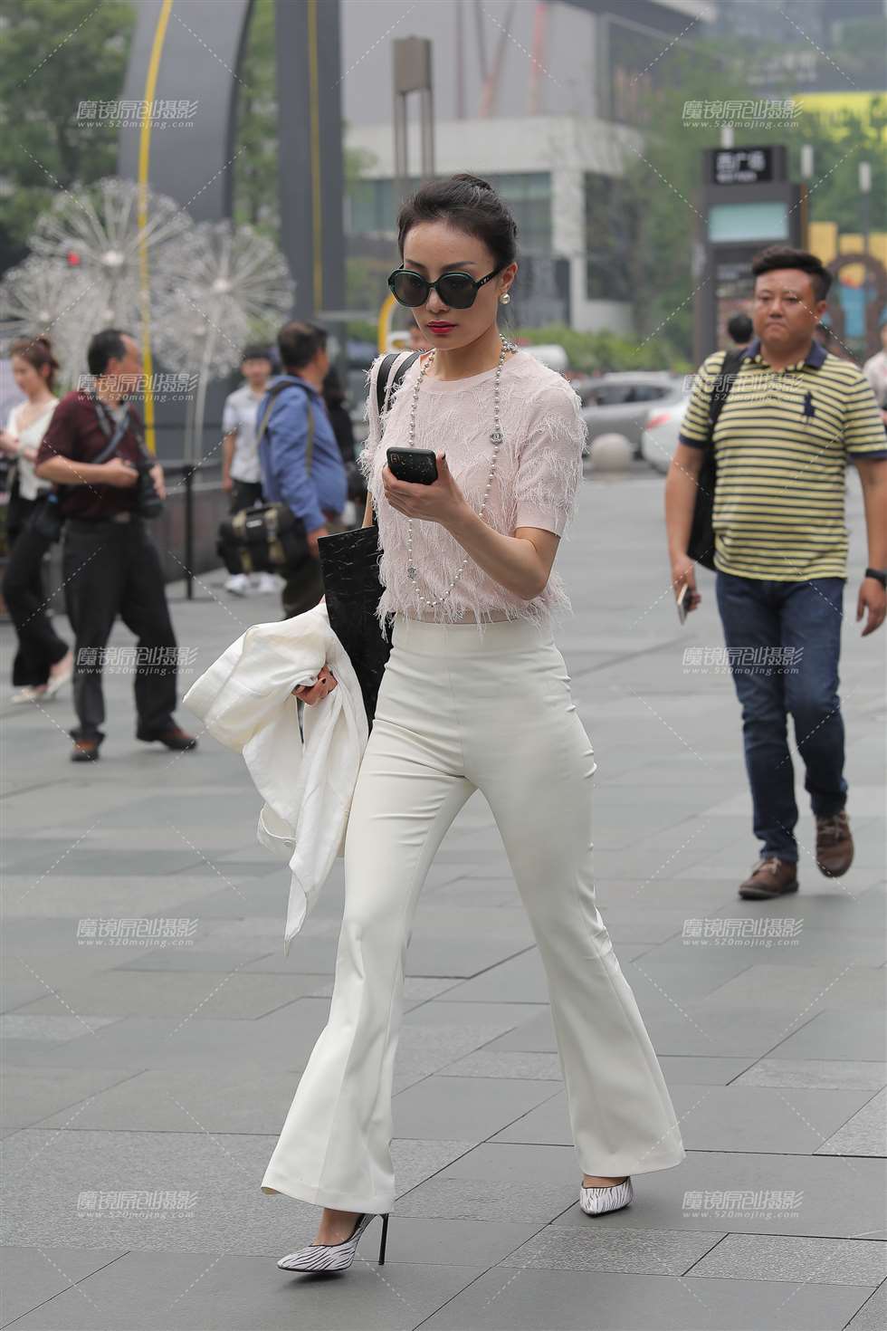 图片[4]-【凯恩赛贴】美女的紧身喇叭裤 很显臀-街拍流行馆