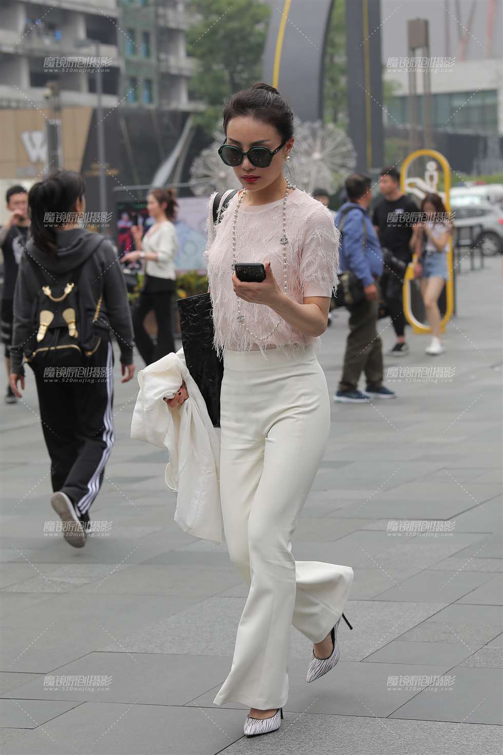 图片[5]-【凯恩赛贴】美女的紧身喇叭裤 很显臀-街拍流行馆