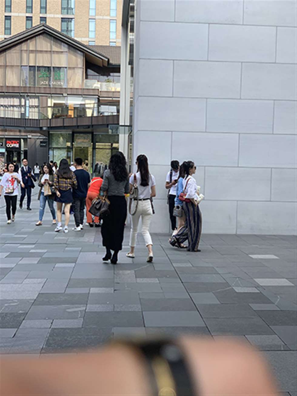 图片[3]-【视觉冲击赛贴】她全身上下都是大牌，贵妇啊~-街拍流行馆
