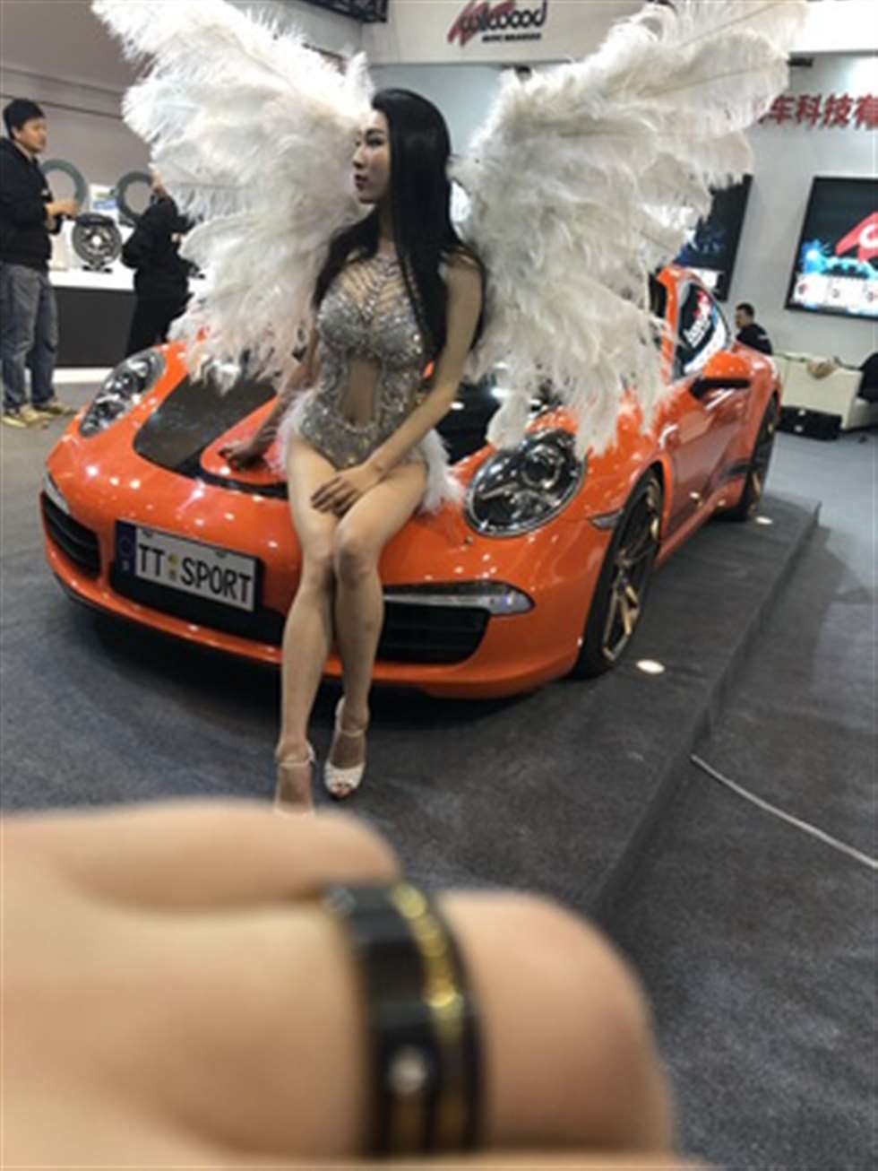 图片[3]-【Mark赛帖】翅膀环绕银装美女-街拍流行馆