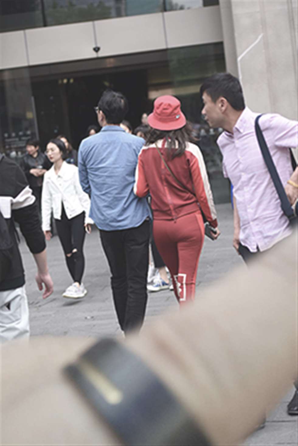 图片[3]-【咔喳赛帖】节日一身红-街拍流行馆