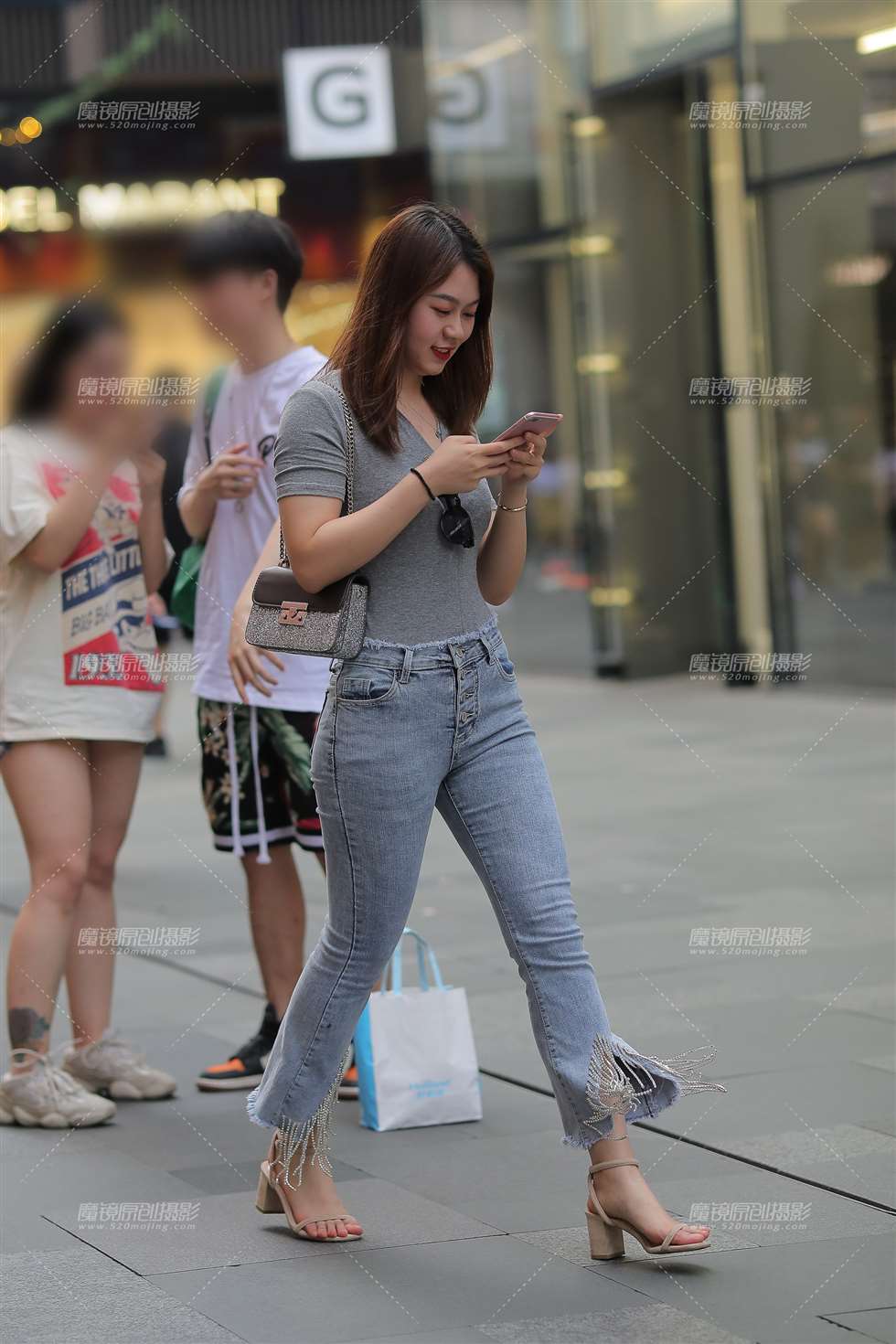 图片[1]-【凯恩赛贴】紧牛勾勒曲线美-街拍流行馆