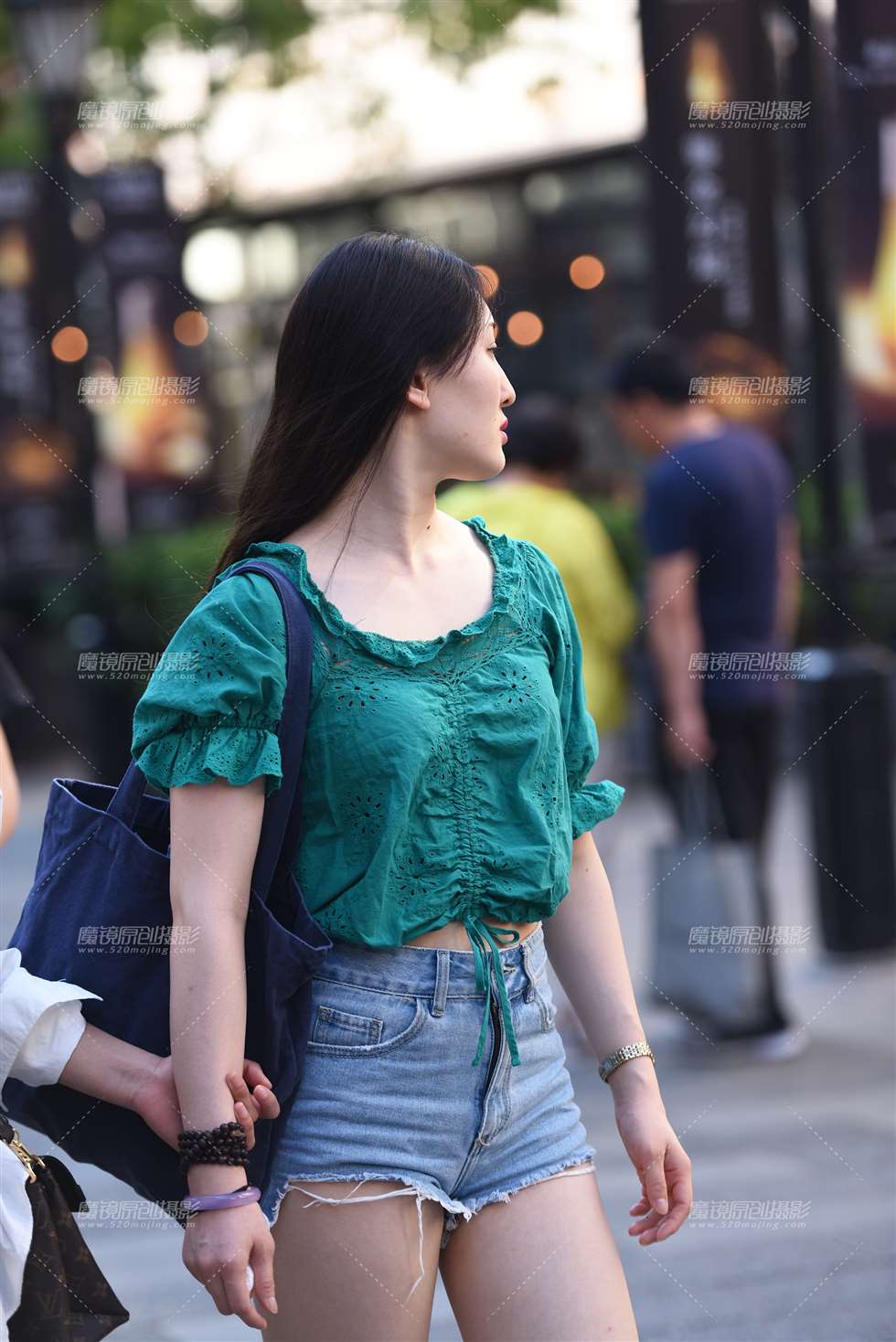 图片[2]-【咔喳赛帖】热裤美女-街拍流行馆