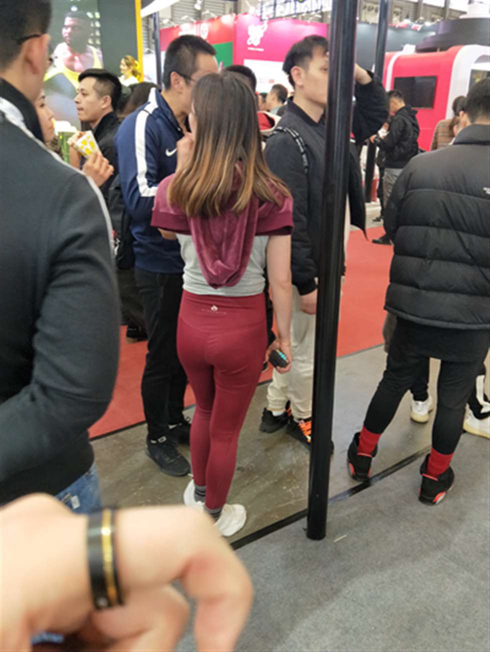 图片[3]-【欧阳幽明赛帖】排队领礼品的红色瑜伽裤美女-街拍流行馆