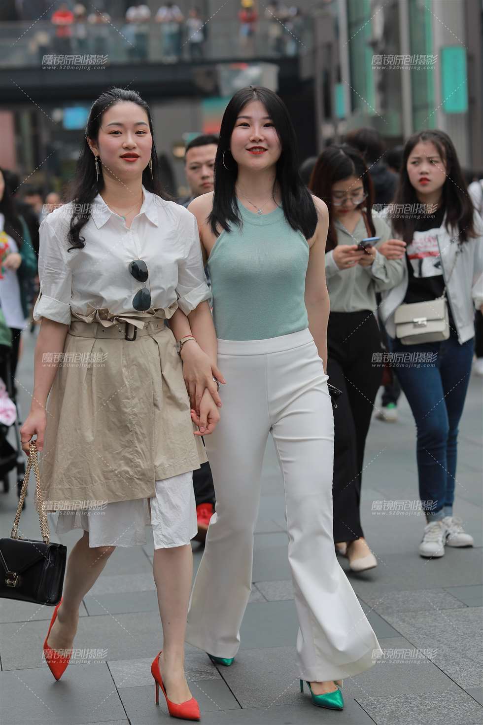 图片[1]-【凯恩赛贴】乐开怀的白裤**-街拍流行馆