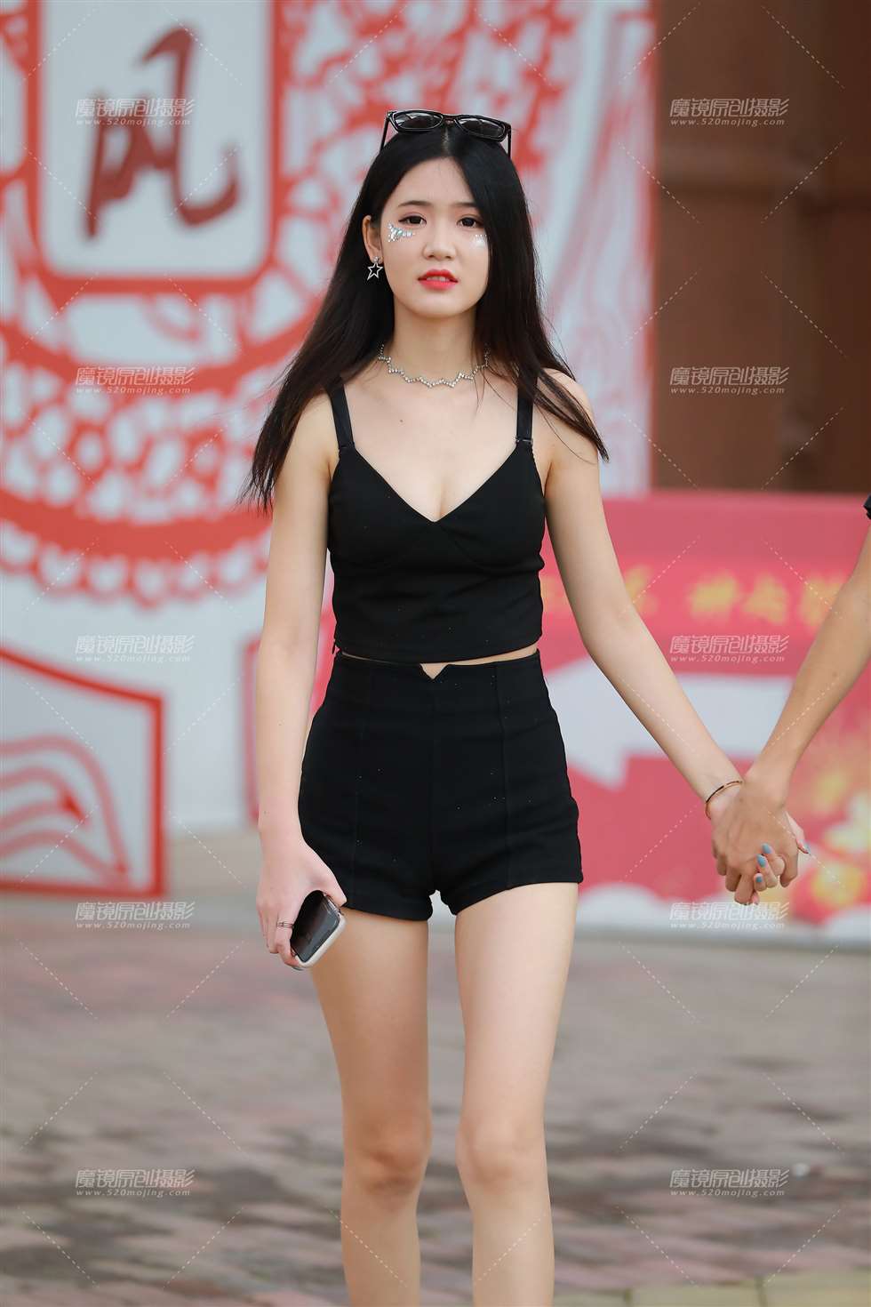 图片[1]-美腿，小月牙，苗条美女-街拍流行馆