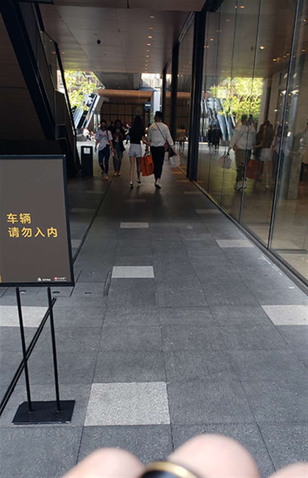 图片[3]-【凯恩赛贴】美腿小姐姐-街拍流行馆