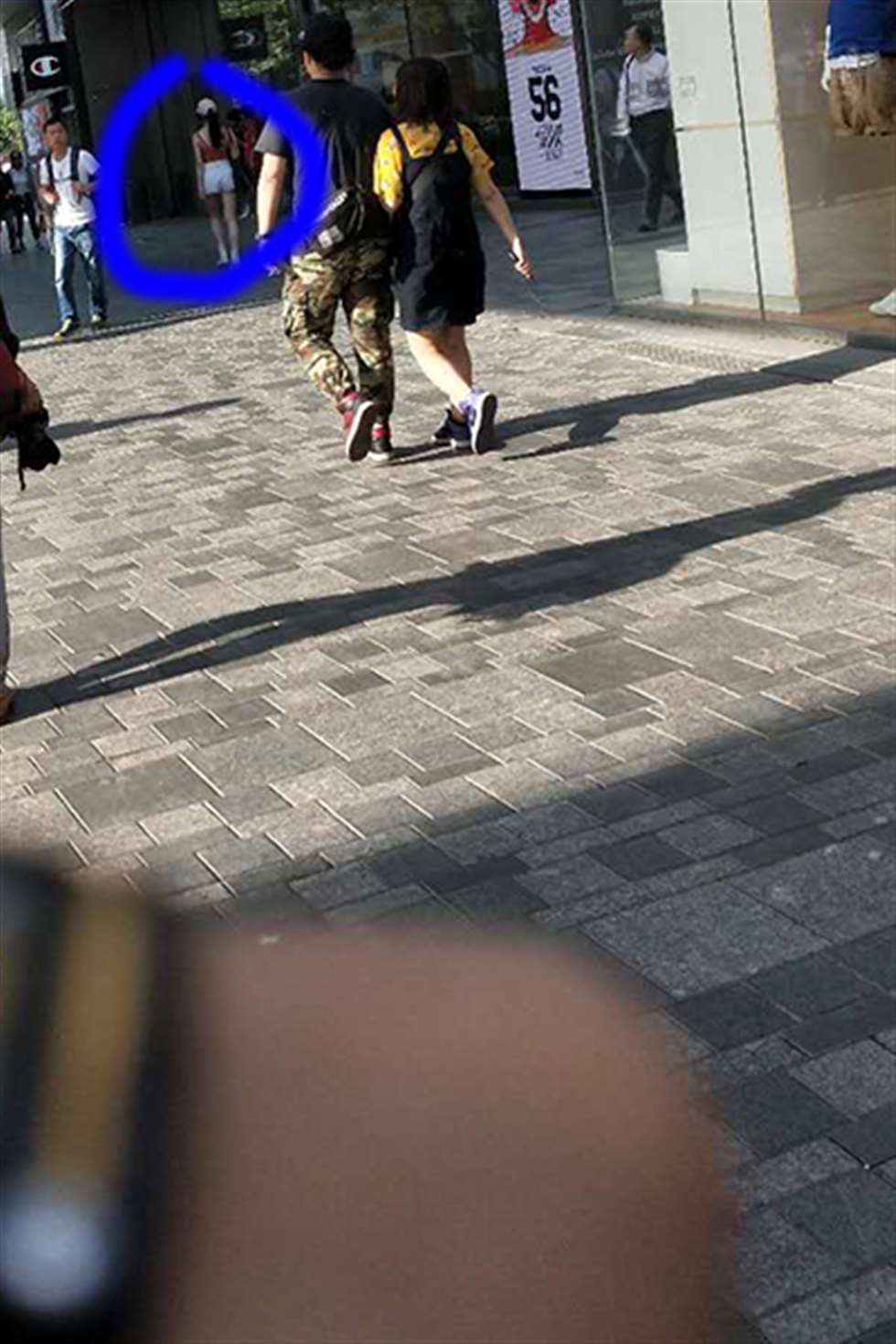 图片[3]-【街拍之魂赛帖】白色翘臀热裤MM-街拍流行馆