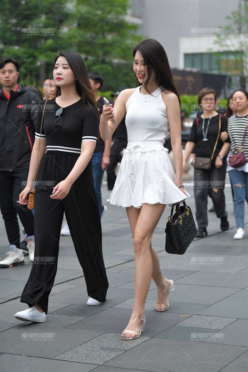 图片[1]-迎面走来，就像一道风景-街拍流行馆