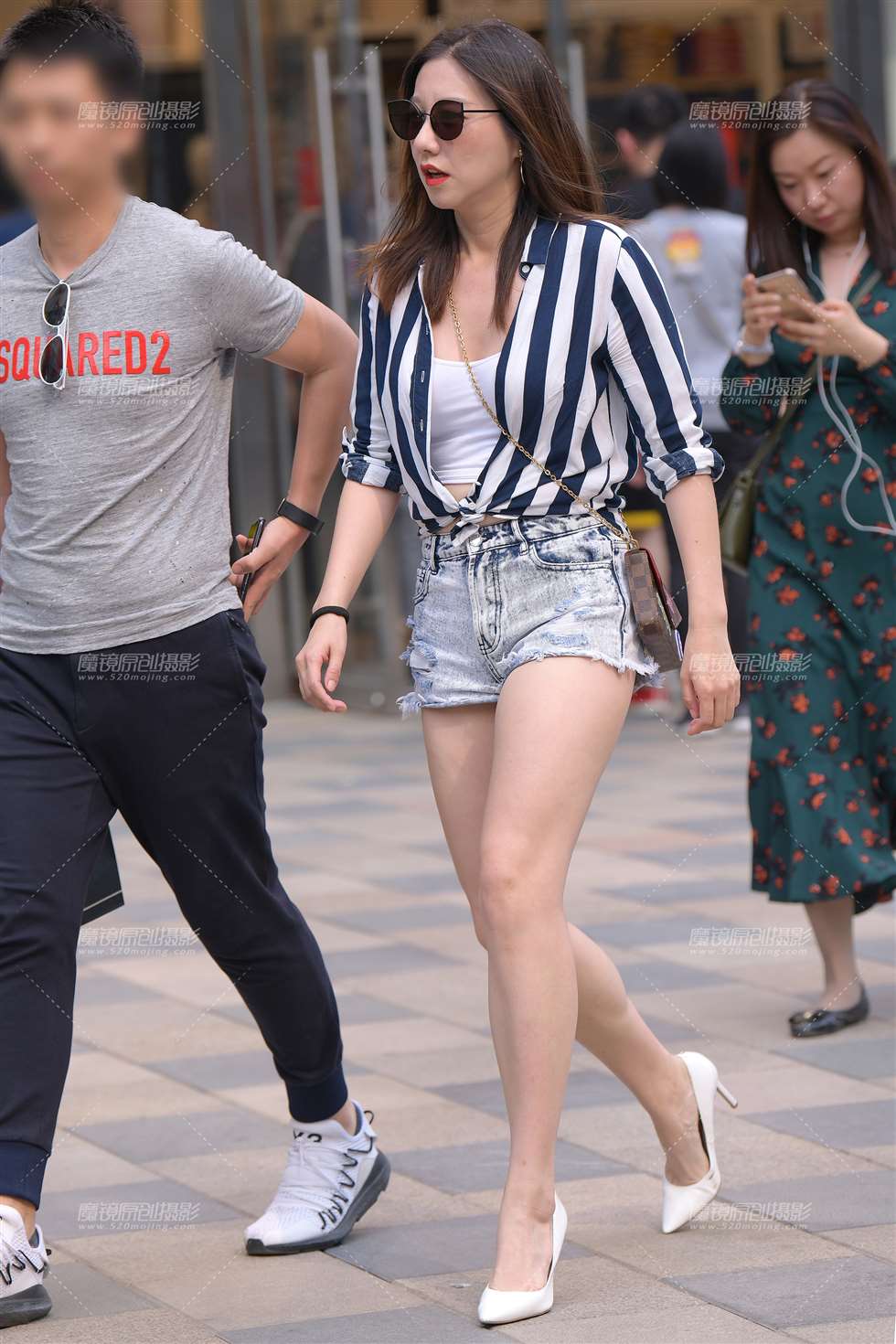 图片[1]-【街拍之魂赛帖】墨镜大美腿-街拍流行馆