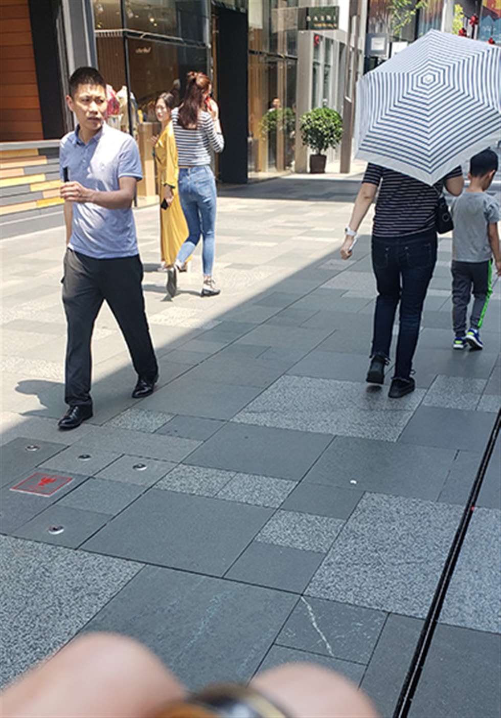 图片[3]-【凯恩赛贴】走的有点急 牛仔很忙-街拍流行馆