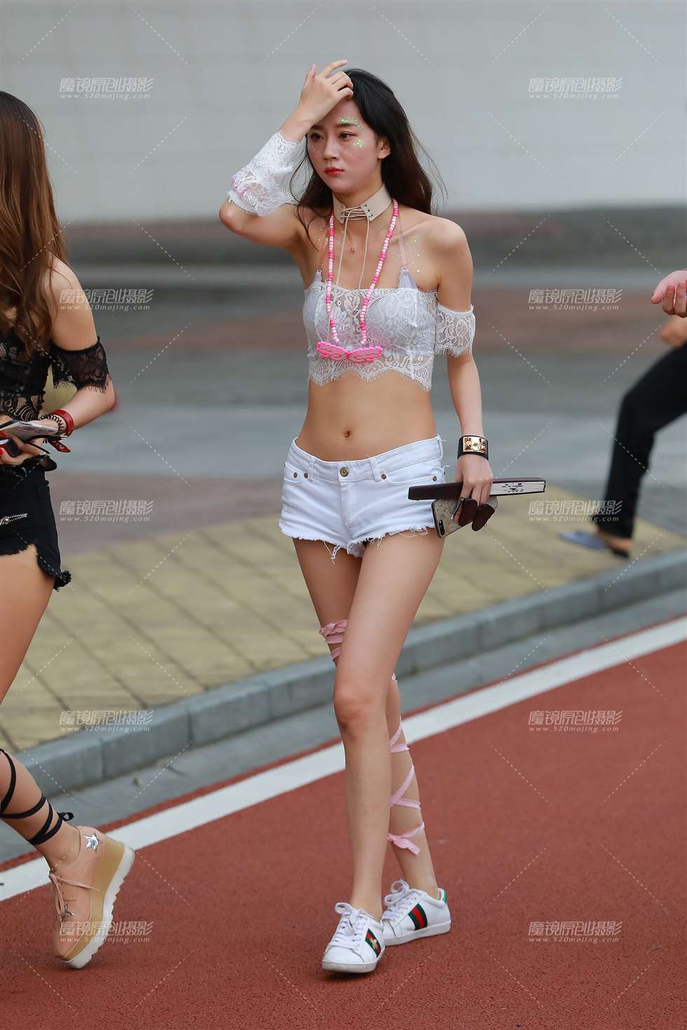 图片[5]-【视觉冲击赛贴】一白一黑，性感美腿-街拍流行馆
