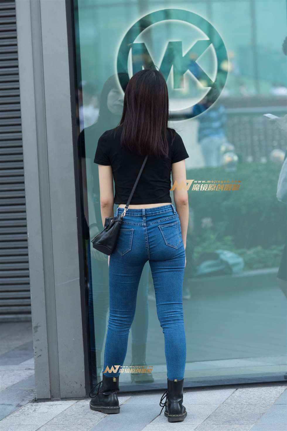 图片[2]-紧身牛子美女-街拍流行馆